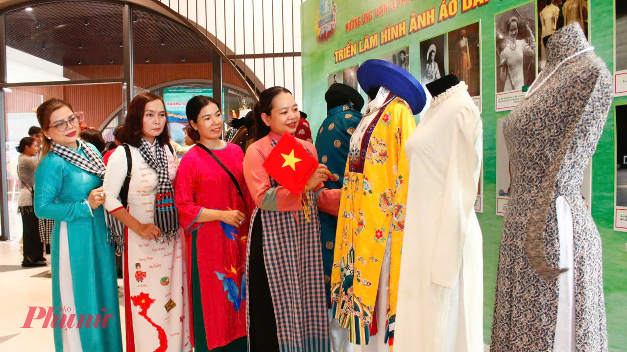 B&agrave; T&ocirc; Thị Kim Anh &ndash; Chủ tịch Hội LHPN huyện B&igrave;nh Ch&aacute;nh (b&igrave;a phải) c&ugrave;ng c&aacute;c chị phụ nữ tham quan triển l&atilde;m &aacute;o d&agrave;i qua c&aacute;c thời k&igrave;