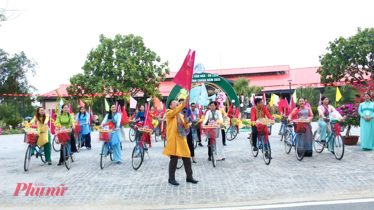 L&atilde;nh đạo huyện B&igrave;nh Ch&aacute;nh thực hiện nghi thức phất cờ, ch&iacute;nh thức khởi động chương tr&igrave;nh diễu h&agrave;nh &aacute;o d&agrave;i với xe đạp  với chủ đề &ldquo;B&igrave;nh Ch&aacute;nh t&ocirc;i y&ecirc;u&rdquo; năm 2025