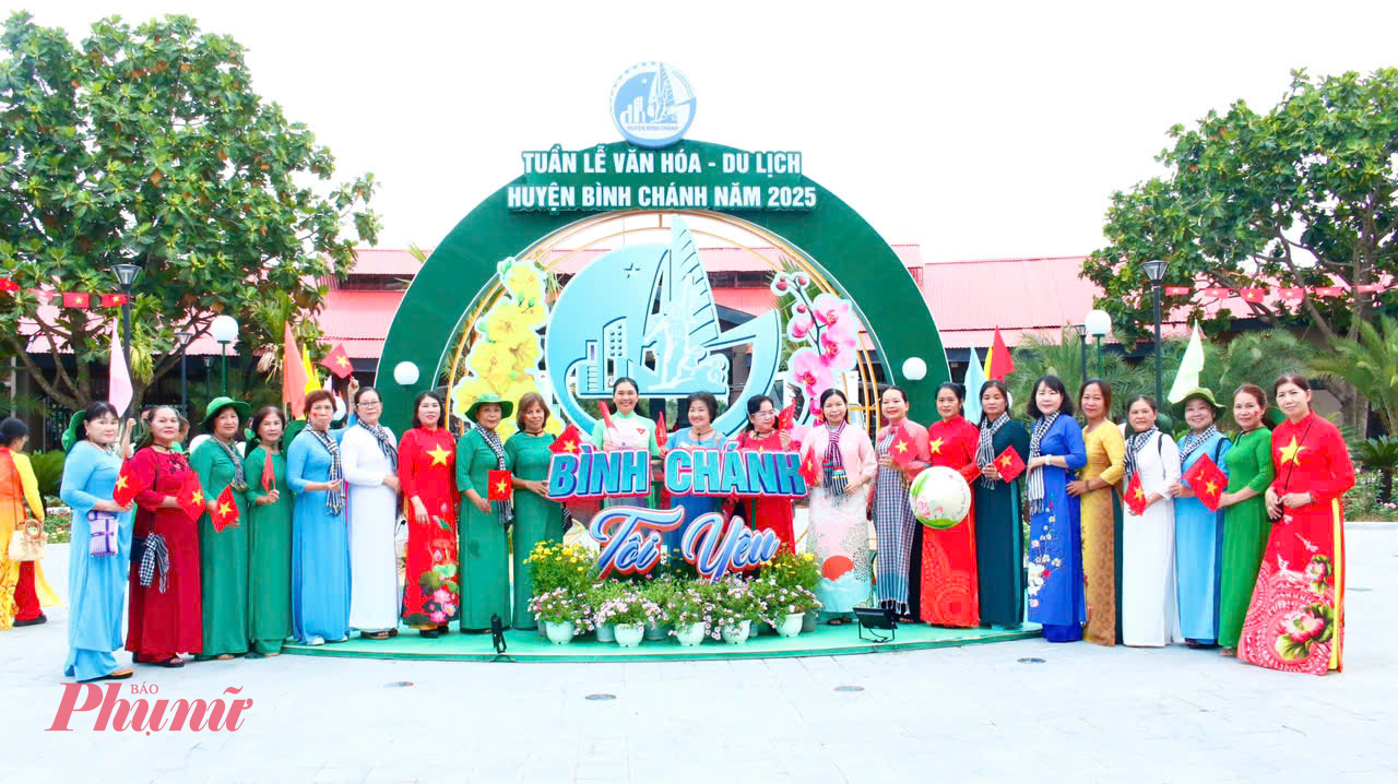 L&atilde;nh đạo Hội LHPN huyện B&igrave;nh Ch&aacute;nh c&ugrave;ng c&aacute;n bộ, hội vi&ecirc;n phụ nữ chpj ảnh lưu niệm sau khi diễu h&agrave;nh