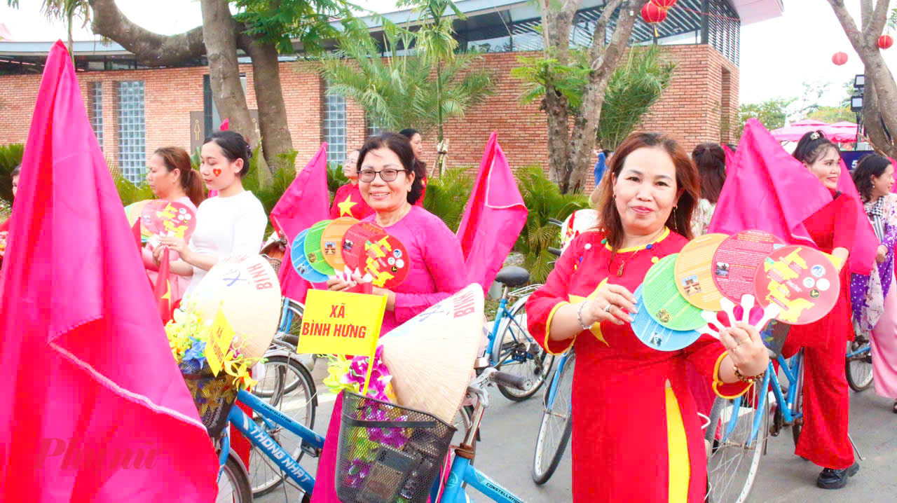 Đ&ocirc;ng đảo hội vi&ecirc;n phụ nữ phấn khởi tham gia diễu h&agrave;nh