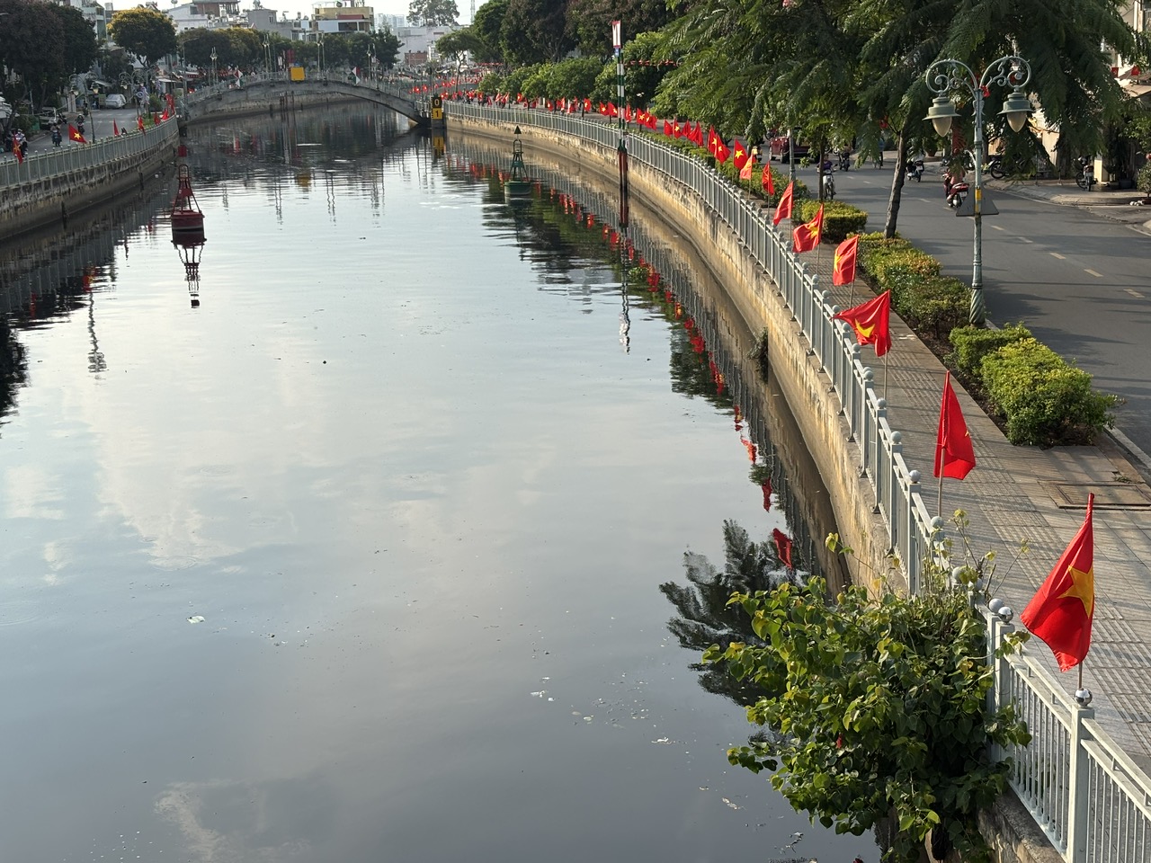 K&ecirc;nh T&agrave;u Hủ như dải lụa với cờ đỏ in soi b&oacute;ng nước