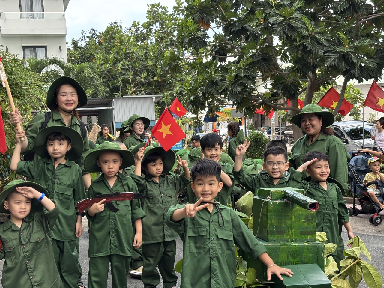 Những ch&uacute; bộ đội nh&iacute; dễ thương, chơi đ&ugrave;a ở s&acirc;n chung cư L&ecirc; Th&agrave;nh