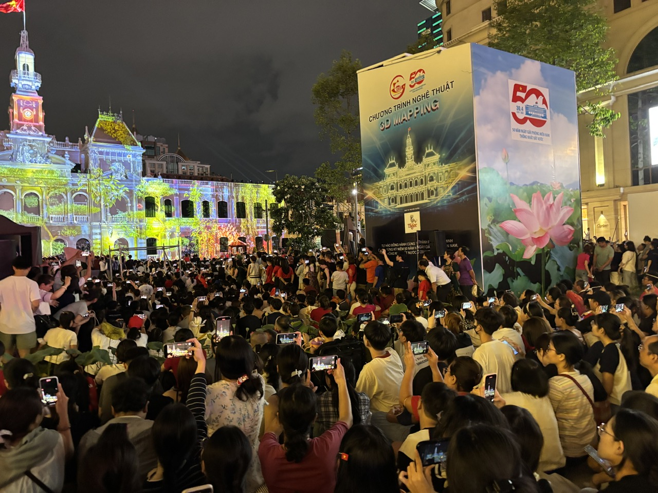 Những ng&agrave;y Th&aacute;ng Tư đ&atilde; trở th&agrave;nh lễ hội của người d&acirc;n Việt Nam. 
