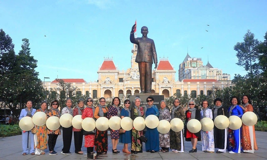 C&aacute;c th&agrave;nh vi&ecirc;n trong c&acirc;u lạc bộ D&aacute;ng Xưa trong buổi gặp mặt năm 2022