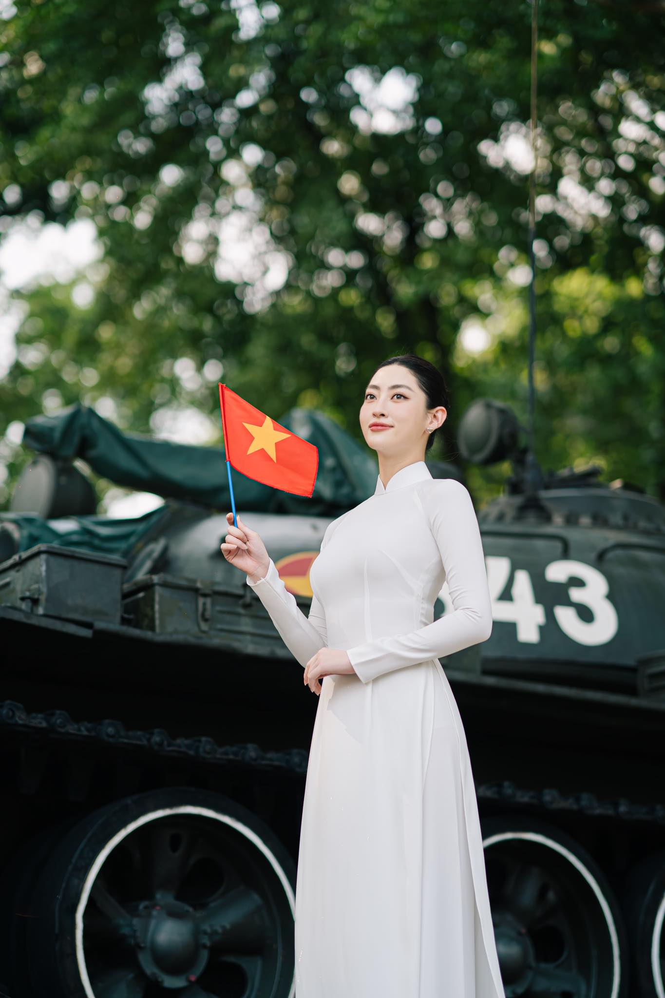 Người đẹp muốn truyền tải th&ocirc;ng điệp sự giao thoa giữa qu&aacute; khứ v&agrave; hiện tại. N&agrave;ng hậu kh&ocirc;ng chỉ thể hiện l&ograve;ng tri &acirc;n, m&agrave; c&ograve;n k&ecirc;u gọi giới trẻ h&atilde;y hiểu v&agrave; tự h&agrave;o về lịch sử vẻ vang của đất nước.