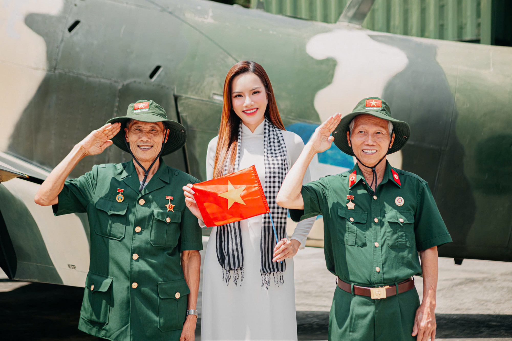 Trong khi đ&oacute;, hoa hậu L&ecirc; Ho&agrave;ng Phương diện &aacute;o d&agrave;i trắng đến Bảo t&agrave;ng Chứng t&iacute;ch Chiến tranh chụp ảnh. Người đẹp thấy hạnh ph&uacute;c khi được sinh ra trong thời b&igrave;nh, ghi nhớ c&ocirc;ng ơn của cha &ocirc;ng tiếp tục phấn đấu, l&agrave;m việc, g&oacute;p phần x&acirc;y dựng qu&ecirc; hương đất nước.