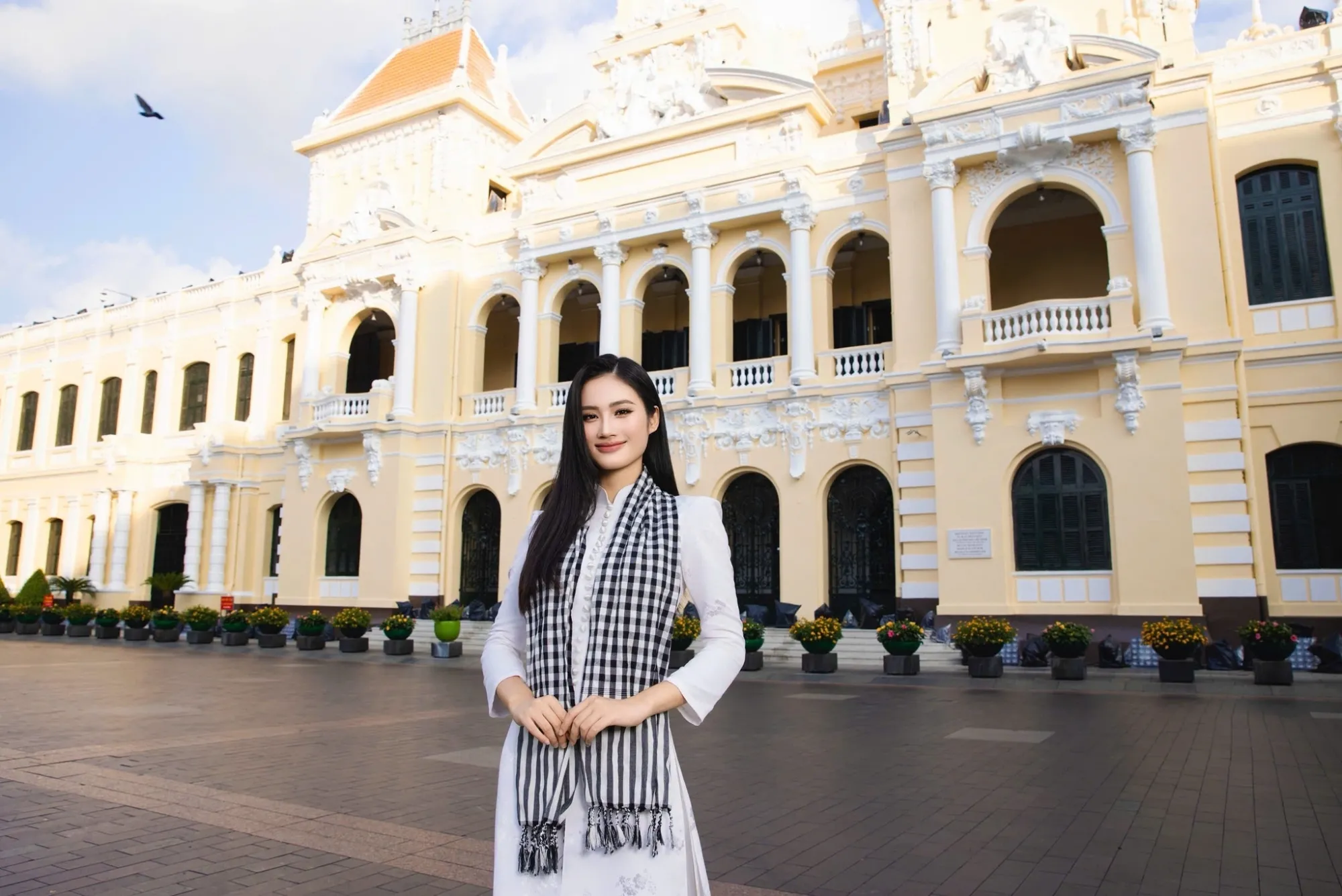 Hoa hậu &Yacute; Nhi diện &aacute;o d&agrave;i trắng xuất hiện trước Uỷ ban Nh&acirc;n d&acirc;n TPHCM. C&ocirc;ng tr&igrave;nh hơn 114 tuổi n&agrave;y l&agrave; một trong những biểu tượng của TPHCM rất nhiều năm qua.