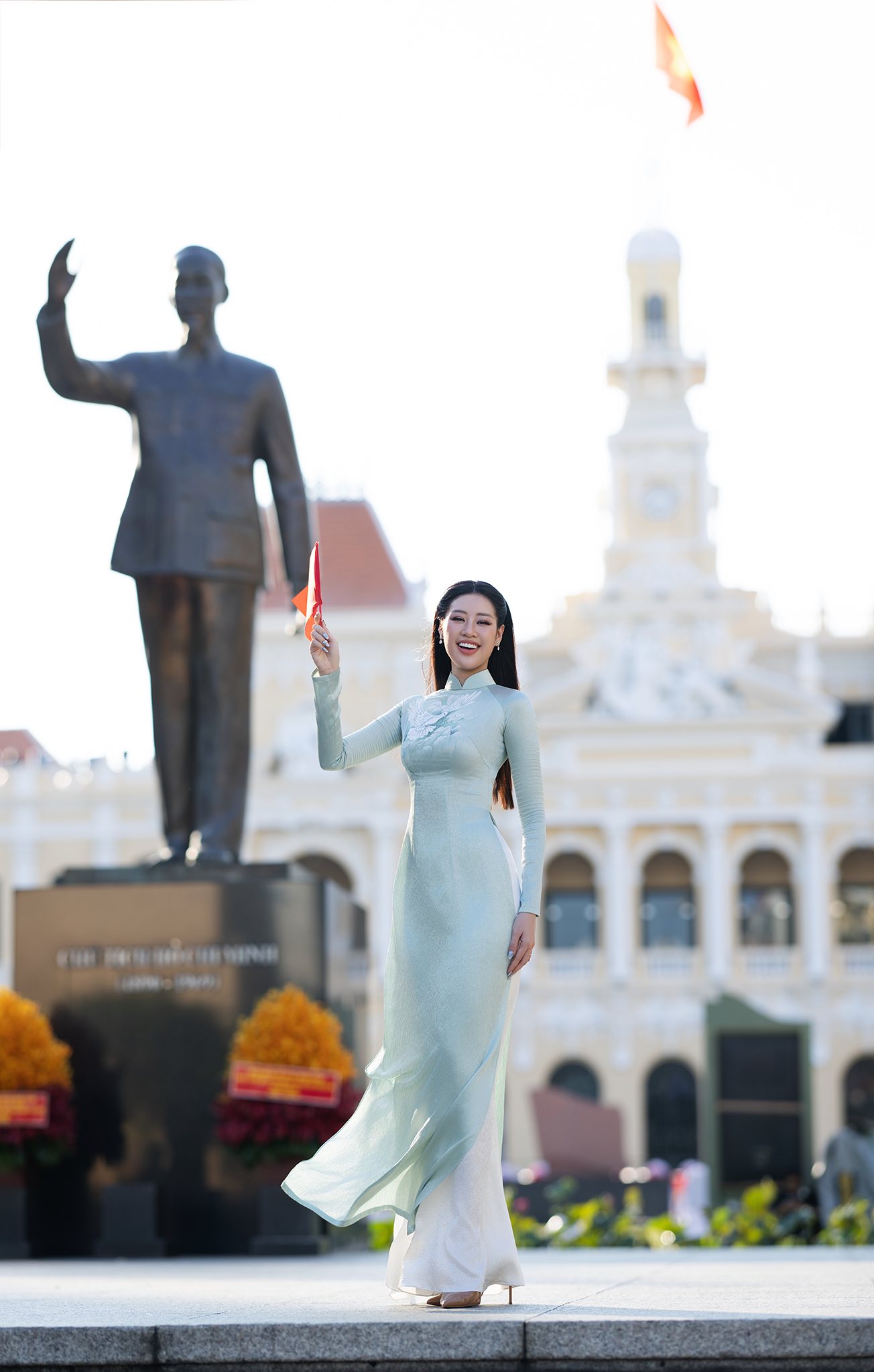 Trong loạt ảnh kh&aacute;c, Kh&aacute;nh V&acirc;n giới thiệu kh&ocirc;ng gian ở phố đi bộ Nguyễn Huệ v&agrave; trước trụ sở Uỷ ban Nh&acirc;n d&acirc;n TPHCM. 