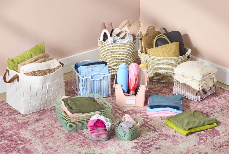 Kristin Gorin khuy&ecirc;n bạn kh&ocirc;ng n&ecirc;n mua th&ugrave;ng chứa ngay khi bắt đầu dọn dẹp. Việc lấy hết đồ ra ngo&agrave;i gi&uacute;p bạn đ&aacute;nh gi&aacute; ch&iacute;nh x&aacute;c số lượng v&agrave; k&iacute;ch thước th&ugrave;ng cần thiết. Đo đạc k&iacute;ch thước kệ trước khi mua sẽ gi&uacute;p bạn chọn được sản phẩm ph&ugrave; hợp, tr&aacute;nh l&atilde;ng ph&iacute; v&agrave; tạo sự h&agrave;i h&ograve;a cho kh&ocirc;ng gian.