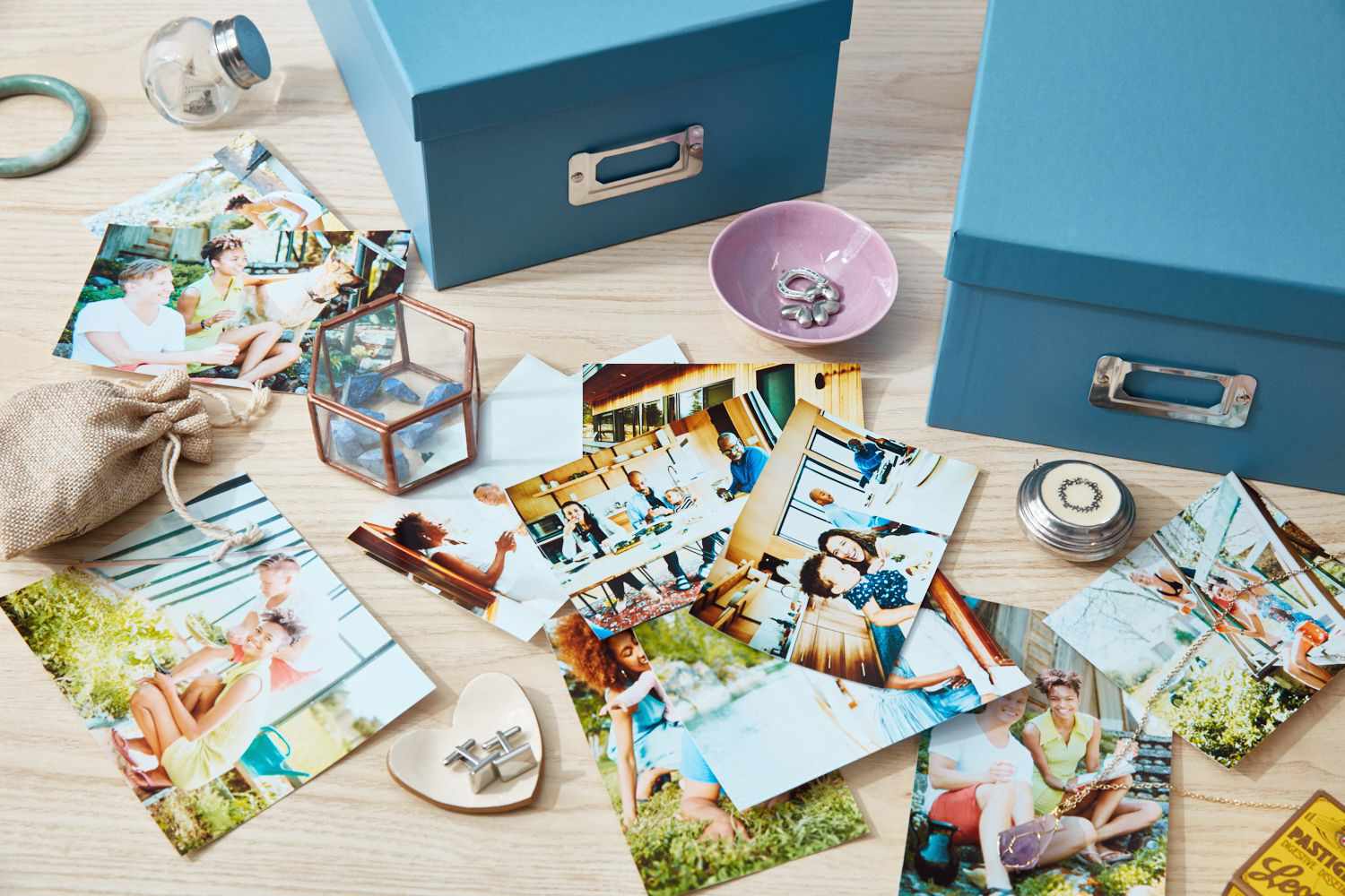 đưa ra lời khuy&ecirc;n nếu gặp phải bức ảnh, chồng ảnh hay album ảnh n&agrave;o trong qu&aacute; tr&igrave;nh dọn dẹp, bạn c&oacute; thể đặt v&agrave;o c&aacute;c hộp v&agrave; bắt đầu ph&acirc;n loại ch&uacute;ng sau khi k&ecirc;t th&uacute;c việc tổng vệ sinh kh&ocirc;ng gian sống.