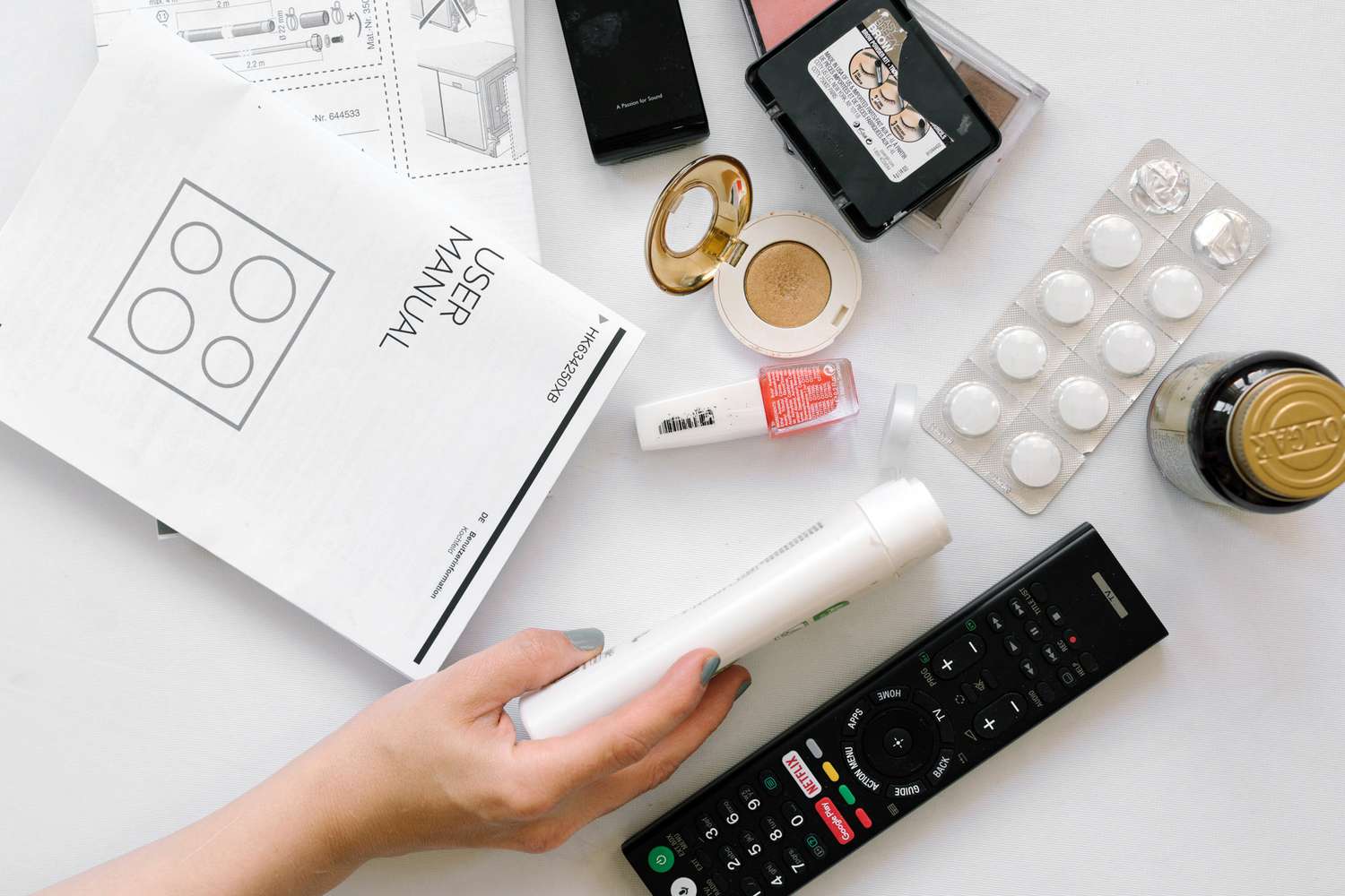 Kristin Gorin cảnh b&aacute;o bạn n&ecirc;n giữ c&acirc;n bằng giữa dọn dẹp v&agrave; lưu trữ. Việc loại bỏ qu&aacute; &iacute;t khiến kh&ocirc;ng gian sau khi dọn dẹp vẫn c&oacute; cảm gi&aacute;c lộn xộn, tuy nhi&ecirc;n, vứt bỏ qu&aacute; nhiều c&oacute; thể khiến bạn loại bỏ lu&ocirc;n những m&oacute;n đồ bạn thực sự cần v&agrave; phải mua lại sau đ&oacute;, c&ocirc; nhận định.