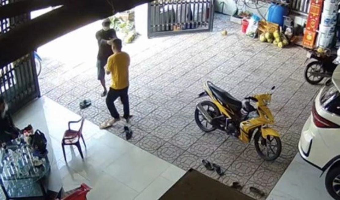 Nghi phạm Ph&uacute;c d&ugrave;ng s&uacute;ng bắn v&agrave;o người anh T.. (&aacute;o v&agrave;ng). Ảnh chụp m&agrave;n h&igrave;nh từ camera an ninh