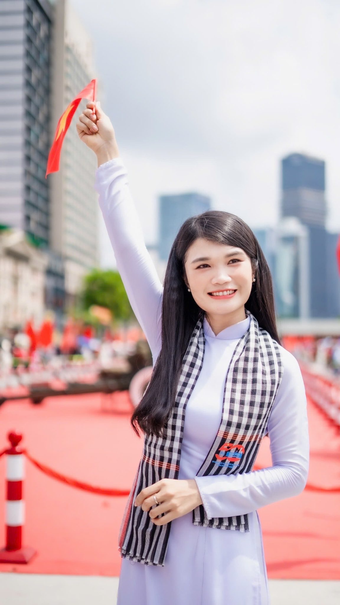 Chị Yến Nhi - một bạn trẻ tta5o d&aacute;ng b&ecirc;n d&agrave;n đại b&aacute;c được trưng b&agrave;y ở Bến Bạch Đằng