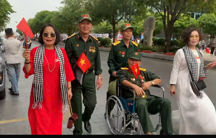 Những cựu binh từ H&agrave; Nội, Nghệ An c&oacute; mặt tr&ecirc;n đường phố S&agrave;i G&ograve;n dịp 30/4/2025 ( ảnh: HP)