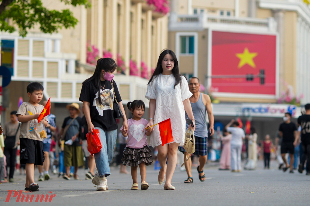 C&aacute;c tuyến phố được trang ho&agrave;ng lộng lẫy với cờ đỏ sao v&agrave;ng, băng r&ocirc;n, khẩu hiệu, tạo n&ecirc;n kh&ocirc;ng gian rực rỡ sắc m&agrave;u.