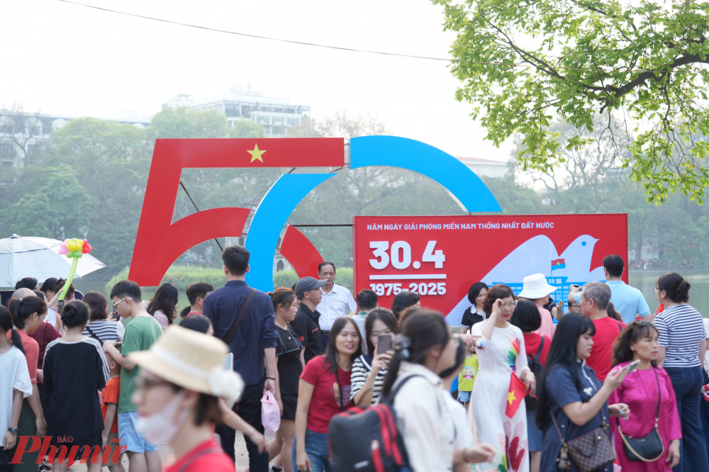 50 năm sau ng&agrave;y thống nhất, Bắc Nam đ&atilde; xum họp một nh&agrave;. 5 thập kỷ kh&ocirc;ng ngắn nhưng cũng đủ d&agrave;i để mỗi người con Việt Nam lu&ocirc;n nhớ v&agrave; tr&acirc;n trọng những c&ocirc;ng lao của cha &ocirc;ng đ&atilde; chiến đấu v&igrave; d&aacute;ng h&igrave;nh xứ sở.