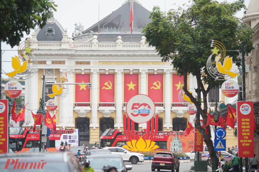 Những ng&agrave;y n&agrave;y, H&agrave; Nội lu&ocirc;n rợp b&oacute;ng cờ từ đường lớn tới ng&otilde; nhỏ. Đ&acirc;u đ&acirc;u cũng thấy m&agrave;u cờ Tổ quốc rực rỡ.