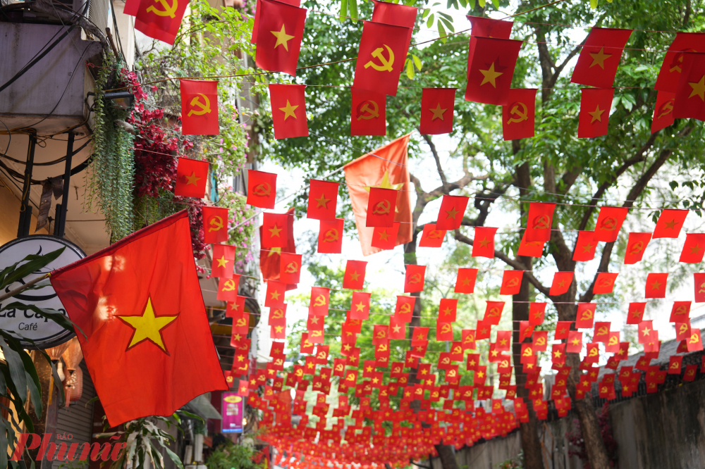 Tại khu vực trung t&acirc;m H&agrave; Nội, c&aacute;c con phố được trang tr&iacute; bởi h&agrave;ng ngh&igrave;n l&aacute; cờ tạo n&ecirc;n bức tranh đẹp trong ng&agrave;y thống nhất.