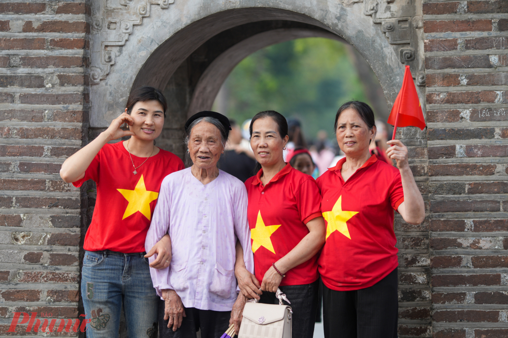 Nhiều gia đ&igrave;nh tranh thủ chụp ảnh lưu niệm, ghi lại những khoảnh khắc đ&aacute;ng nhớ trong ng&agrave;y lễ trọng đại.