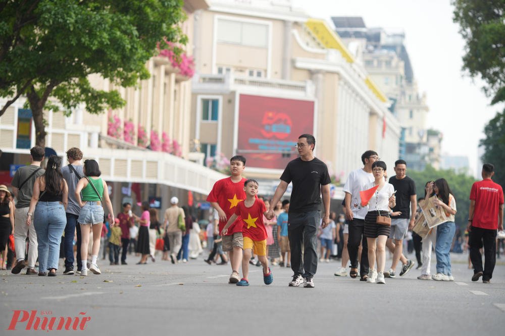 M&agrave;u &aacute;o cờ đỏ sang v&agrave;ng 5 c&aacute;nh tr&agrave;n ngập khắp phố đi bộ Ho&agrave;n Kiếm.
