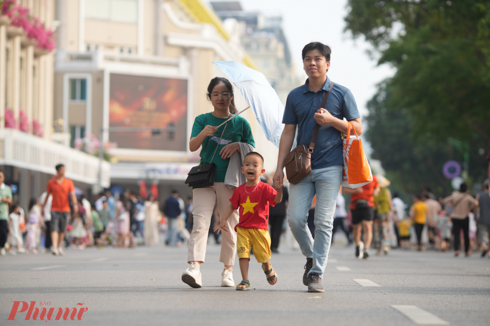 L&aacute; cờ Tổ quốc tung bay tr&ecirc;n tay em nhỏ, tr&ecirc;n mũ người gi&agrave; v&agrave; cả tr&ecirc;n ngực &aacute;o những bạn trẻ. Một bản h&ograve;a ca rực rỡ của m&agrave;u đỏ y&ecirc;u nước.