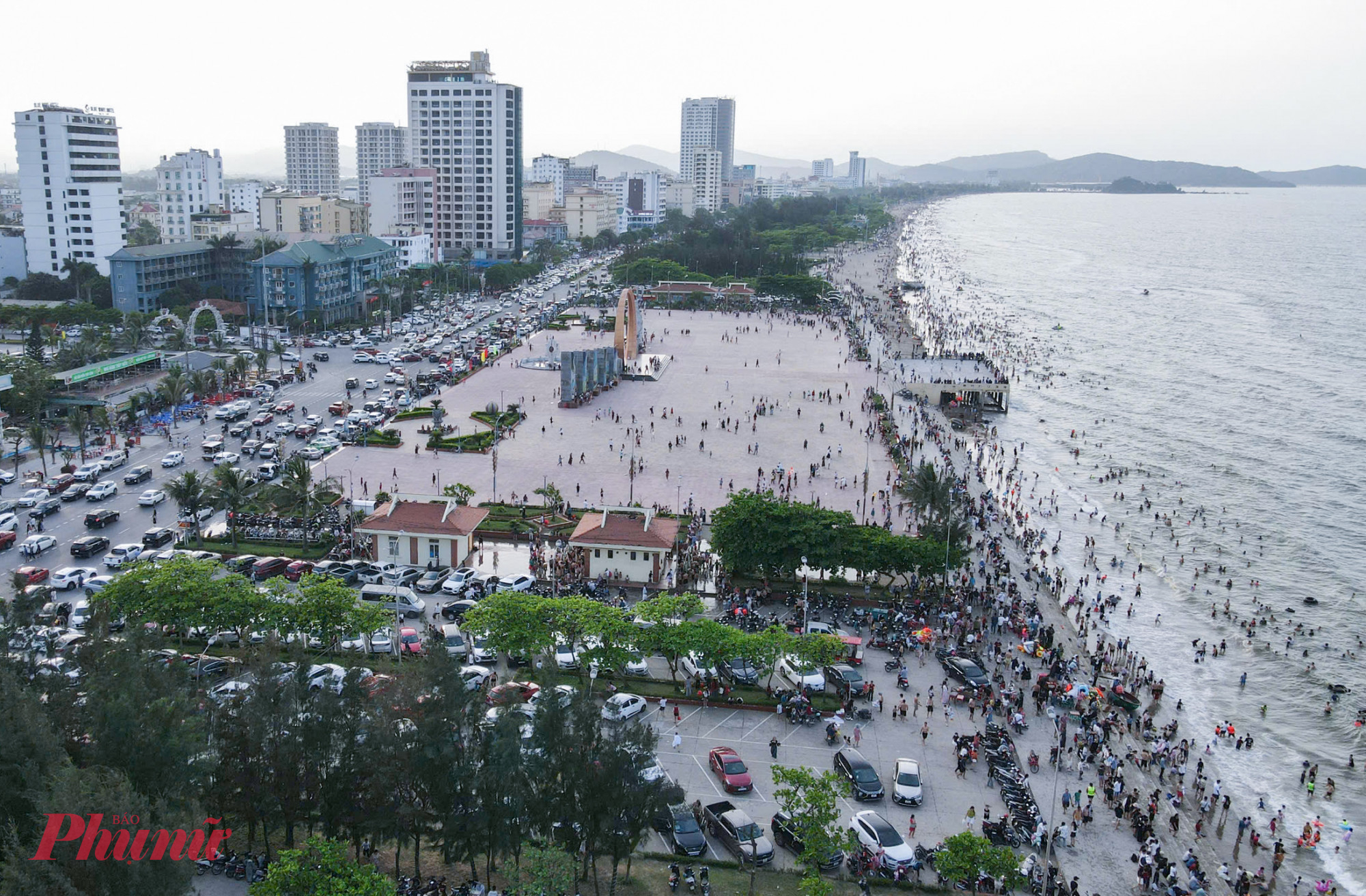 Chiều 3/5, ng&agrave;y nghỉ thứ 4 trong kỳ nghỉ k&eacute;o d&agrave;i 5 ng&agrave;y dịp 30/4 - 1/5, b&atilde;i biển Cửa L&ograve; (th&agrave;nh phố Vinh, tỉnh Nghệ An) vẫn đ&ocirc;ng nghịt du kh&aacute;ch. Dọc tuyến đường dẫn v&agrave;o b&atilde;i biển Cửa L&ograve;, h&agrave;ng d&agrave;i &ocirc; t&ocirc; nối đu&ocirc;i nhau. Kh&ocirc;ng chỉ người d&acirc;n Nghệ An, nhiều du kh&aacute;ch đi &ocirc; t&ocirc; từ c&aacute;c tỉnh ở miền Bắc cũng tới biển Cửa L&ograve; nghỉ lễ.