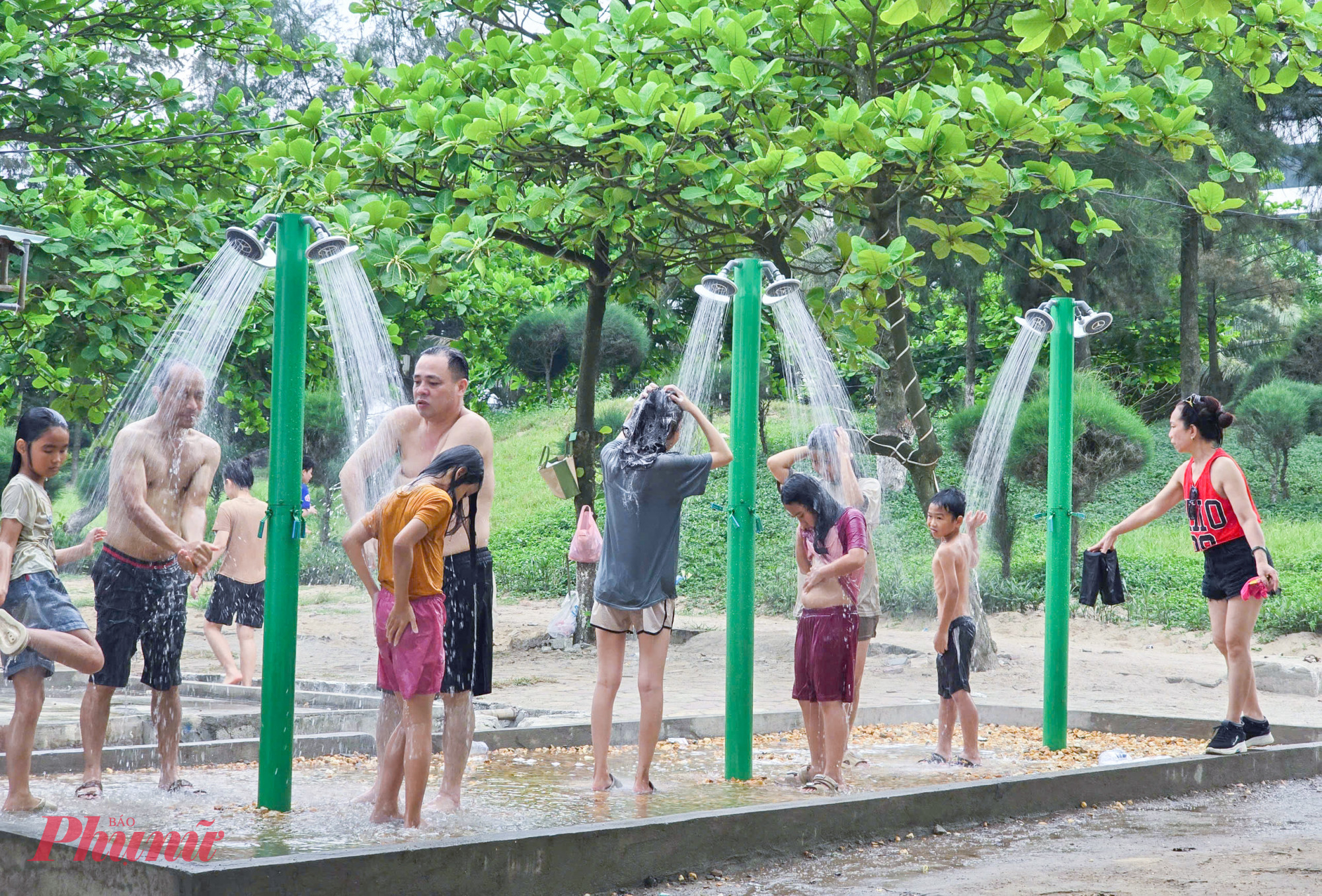 Lần thứ 2 chọn biển Cửa L&ograve; l&agrave;m điểm nghỉ lễ 30/4 - 1/5 cho cả gia đ&igrave;nh, anh Nguyễn Đức Xu&acirc;n (qu&ecirc; tỉnh Ninh B&igrave;nh) cho biết, so với 3 năm trước Cửa L&ograve; đ&atilde; thay đổi rất nhiều. B&atilde;i biển Cửa L&ograve; tho&aacute;ng đ&atilde;ng khi kh&ocirc;ng c&ograve;n c&aacute;c ki ốt kinh doanh, nhiều dịch vụ cũng ho&agrave;n to&agrave;n miễn ph&iacute;.