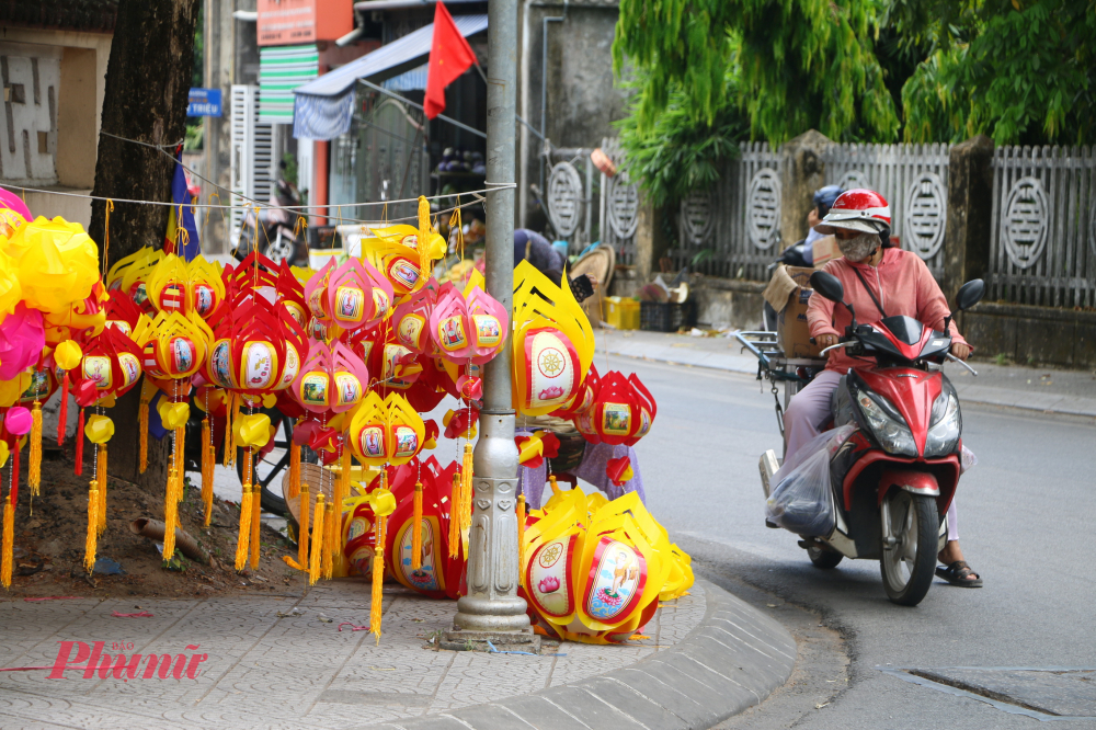 Nhiều kh&aacute;ch h&agrave;ng cho biết, loại lồng đ&egrave;n n&agrave;y bền gia đ&igrave;nh ch&oacute; thể cất giữ nhiều năm m&agrave; kh&ocirc;ng bị &uacute;a m&agrave;u