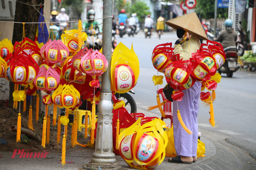 Năm năm ngo&agrave;i c&aacute;c loại lồng đ&egrave;n truyền thống Huế như lồng đ&egrave;n h&igrave;nh &uacute;, c&aacute;nh sen hồng, lồng đ&egrave;n ng&ocirc;i sao c&oacute; trang tr&iacute; h&igrave;nh đức Phật nay c&ograve; nhiều loại lồng đ&egrave;n được l&agrave;m bằng chất liệu nhựa kh&aacute; đẹp mắt
