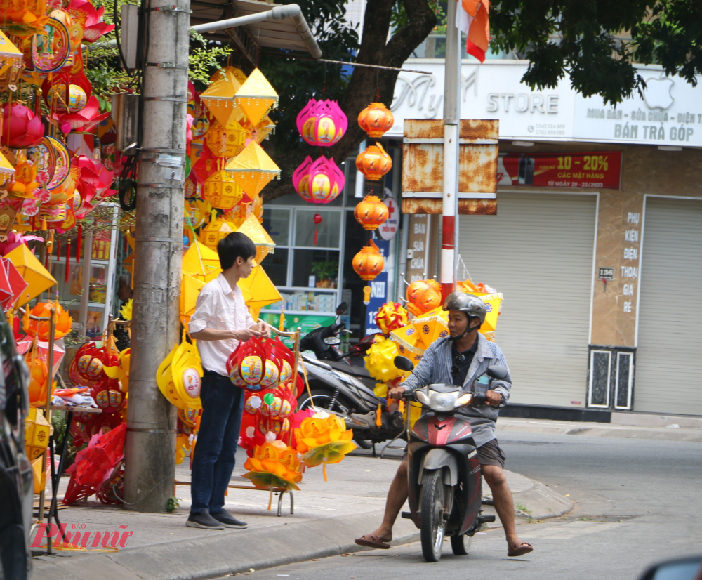 Những ng&agrave;y n&agrave;y cố đ&ocirc; Huế đ&egrave;n lồng, băng r&ocirc;n ch&agrave;o mừng v&agrave; cờ Phật gi&aacute;o được treo xen kẽ với cờ Tổ quốc khiến kh&ocirc;ng kh&iacute; đ&oacute;n mừng đại lễ của người d&acirc;n xứ Huế rộn r&agrave;ng hơn bao giờ hết