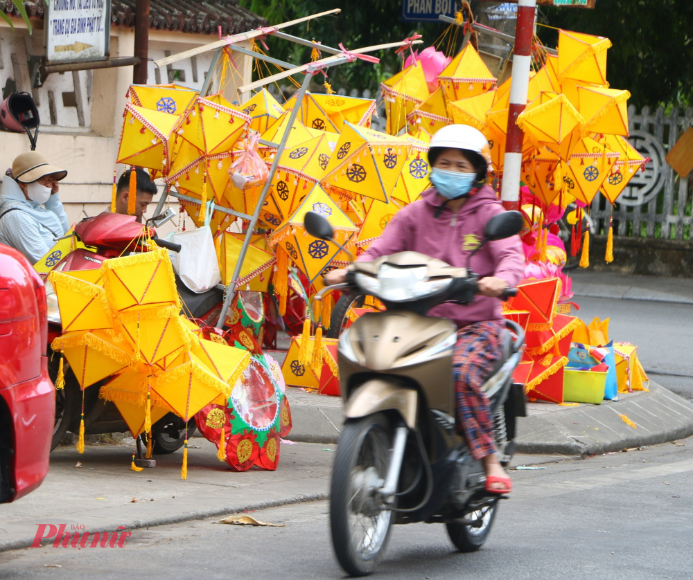 Lồng đ&egrave;n mẫu m&atilde; đa dạng gi&uacute;p kh&aacute;ch h&agrave;ng khi đến đ&acirc;y c&oacute; nhiều sự lựa chọn cho m&igrave;nh một cặp lồng đ&egrave;n ưa th&iacute;ch ph&ugrave; hợp với khu&ocirc;n vi&ecirc;n gia đ&igrave;nh m&igrave;nh 