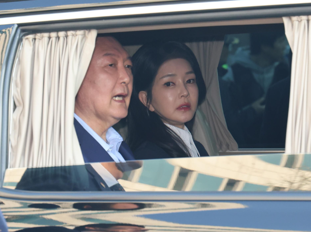 Cựu Tổng thống Yoon Suk Yeol, b&ecirc;n tr&aacute;i, v&agrave; vợ Kim Keon Hee rời khỏi dinh thự tổng thống ở Hannam-dong, Seoul, đến nh&agrave; ri&ecirc;ng của họ ở Seocho-dong, ng&agrave;y 11 th&aacute;ng 4. Lịch sự của Đo&agrave;n b&aacute;o ch&iacute; chung