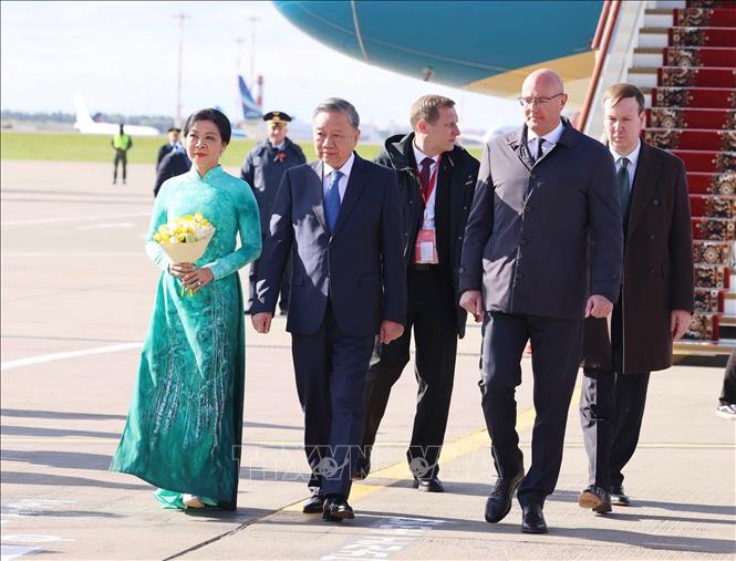 Tổng B&iacute; thư T&ocirc; L&acirc;m v&agrave; Phu nh&acirc;n đến thủ đ&ocirc; Moskva, bắt đầu chuyến thăm ch&iacute;nh thức Li&ecirc;n bang Nga v&agrave; dự Lễ kỷ niệm 80 năm Ng&agrave;y Chiến thắng trong chiến tranh Vệ quốc vĩ đại. Ảnh: Thống Nhất &ndash; TTXVN