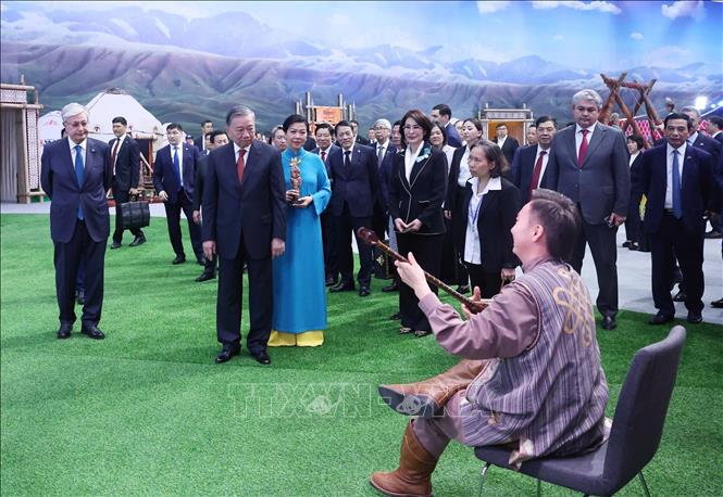 Tổng B&iacute; thư T&ocirc; L&acirc;m c&ugrave;ng Phu nh&acirc;n tham quan L&agrave;ng Văn h&oacute;a D&acirc;n tộc tại Kazakhstan