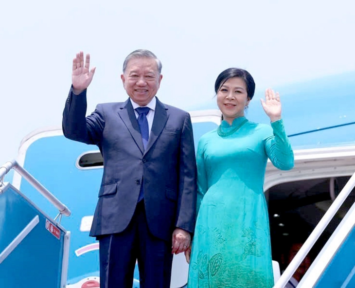 Tổng B&iacute; thư T&ocirc; L&acirc;m v&agrave; Phu nh&acirc;n vẫy tay ch&agrave;o trước khi v&agrave;o chuy&ecirc;n cơ l&ecirc;n đường thăm 4 nước bạn b&egrave; truyền thống của Việt Nam - Ảnh: TTXVN