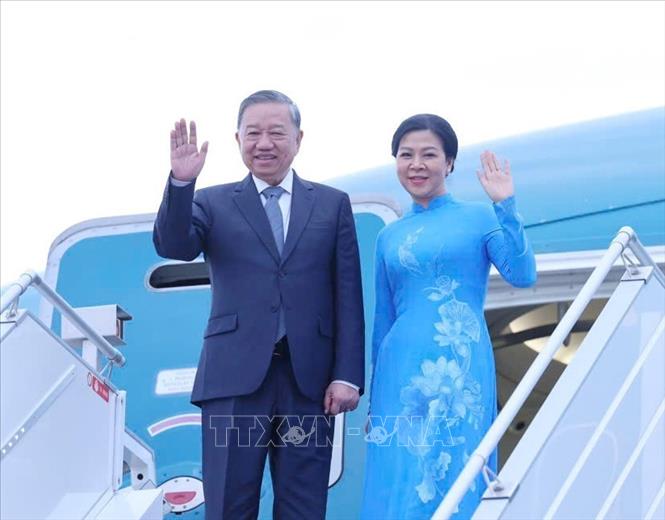 tối 12/5 (theo giờ địa phương), Tổng B&iacute; thư T&ocirc; L&acirc;m v&agrave; Phu nh&acirc;n c&ugrave;ng Đo&agrave;n đại biểu cấp cao Việt Nam đ&atilde; rời S&acirc;n bay Minsk, Thủ đ&ocirc; Minsk (Belarus), l&ecirc;n đường về nước kết th&uacute;c tốt đẹp chuyến thăm cấp Nh&agrave; nước Cộng h&ograve;a Belarus, 