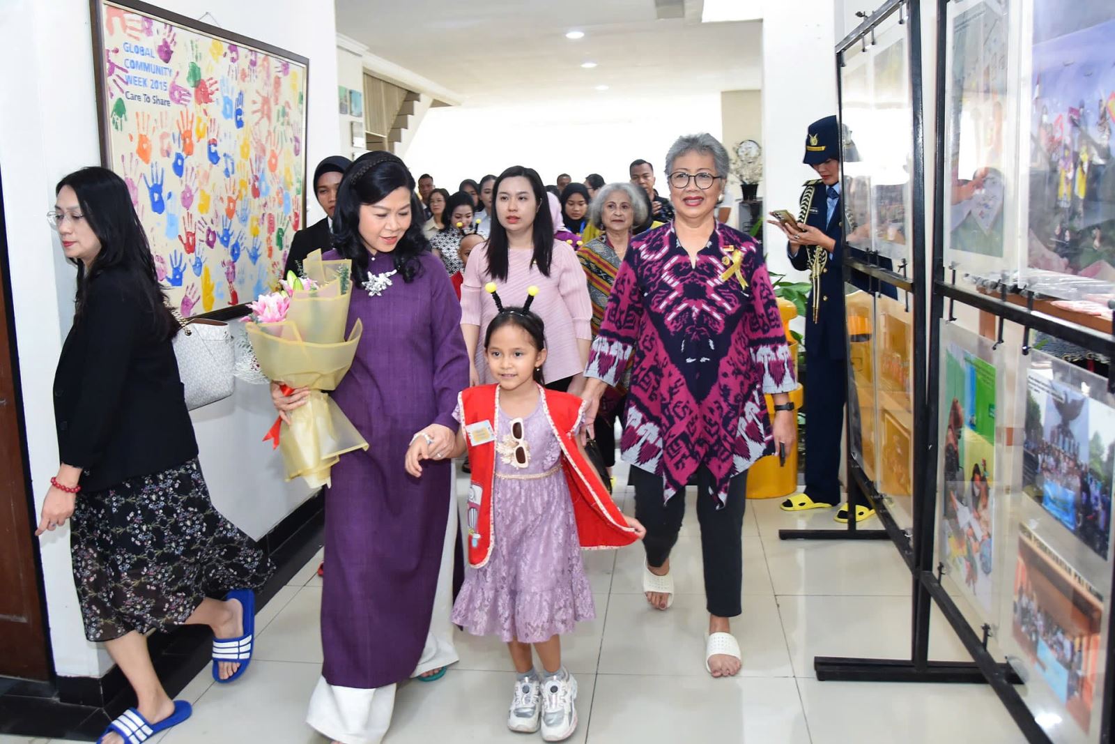 trong khu&ocirc;n khổ chuyến thăm cấp Nh&agrave; nước Indonesia của Tổng B&iacute; thư T&ocirc; L&acirc;m v&agrave; Phu nh&acirc;n c&ugrave;ng Đo&agrave;n đại biểu cấp cao Việt Nam, trong c&aacute;c ng&agrave;y 10 - 11/3, Phu nh&acirc;n Ng&ocirc; Phương Ly đ&atilde; c&oacute; cuộc gặp gỡ, trao đổi với b&agrave; Rany Khem, Phu nh&acirc;n Tổng Thư k&yacute; ASEAN Kao Kim Hourn v&agrave; đến thăm Tổ chức Chăm s&oacute;c trẻ em ung thư Indonesia (YKAKI).
