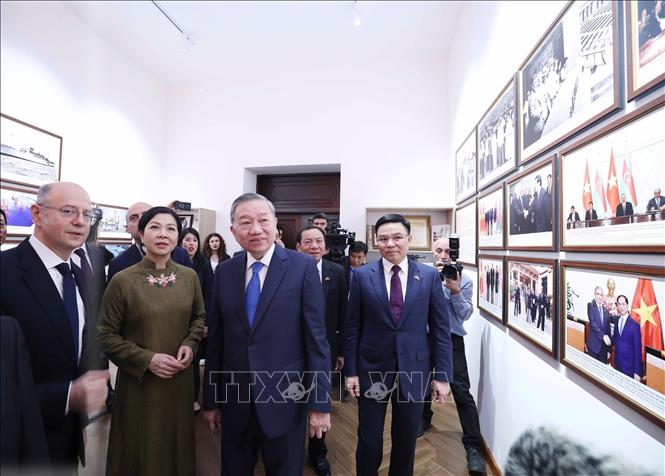 trong khu&ocirc;n khổ chuyến thăm cấp Nh&agrave; nước tới Cộng h&ograve;a Azerbaijan, trưa 8/5 (giờ địa phương), Tổng B&iacute; thư T&ocirc; L&acirc;m v&agrave; Phu nh&acirc;n Ng&ocirc; Phương Ly c&ugrave;ng Đo&agrave;n đại biểu cấp cao Việt Nam đ&atilde; dự Lễ Kh&aacute;nh th&agrave;nh Ph&ograve;ng Lưu niệm Chủ tịch Hồ Ch&iacute; Minh với ng&agrave;nh Dầu kh&iacute; Việt Nam &ndash; Azerbaijan tại Trường Đại học Dầu mỏ v&agrave; C&ocirc;ng nghiệp Quốc gia Azerbaijan, ở thủ đ&ocirc; Baku.
