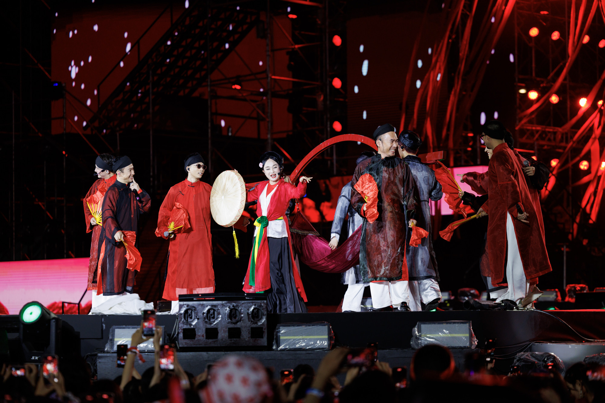Tiết mục Đ&agrave;o liễu trong concert Anh trai vượt ng&agrave;n ch&ocirc;ng gai
