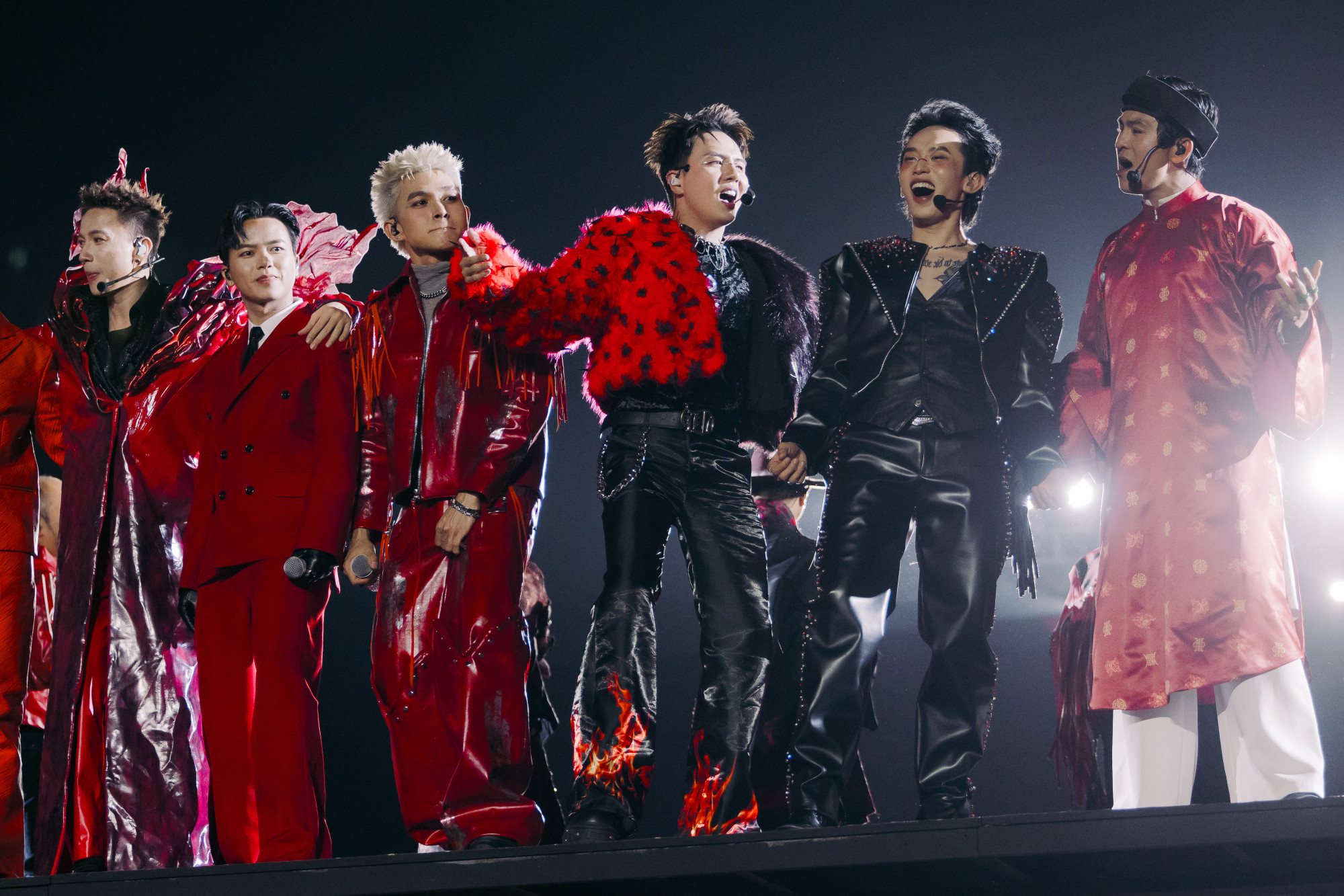 C&aacute;c anh t&agrave;i biểu diễn trong concert Anh trai vượt ng&agrave;n ch&ocirc;ng gai