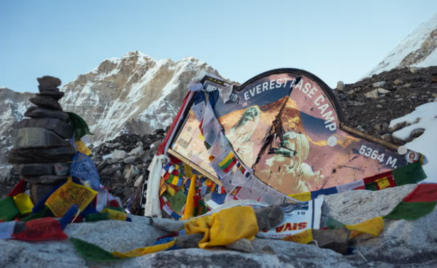 Nhưng quốc gia tr&ecirc;n d&atilde;y Himalaya, một trong những quốc gia ngh&egrave;o nhất thế giới, đ&atilde; cảm thấy buộc phải tăng ph&iacute; giấy ph&eacute;p l&ecirc;n 36% từ 11.000 đ&ocirc; la l&ecirc;n 15.000 đ&ocirc; la để hạn chế lưu lượng người ng&agrave;y c&agrave;ng tăng tr&ecirc;n n&uacute;i.