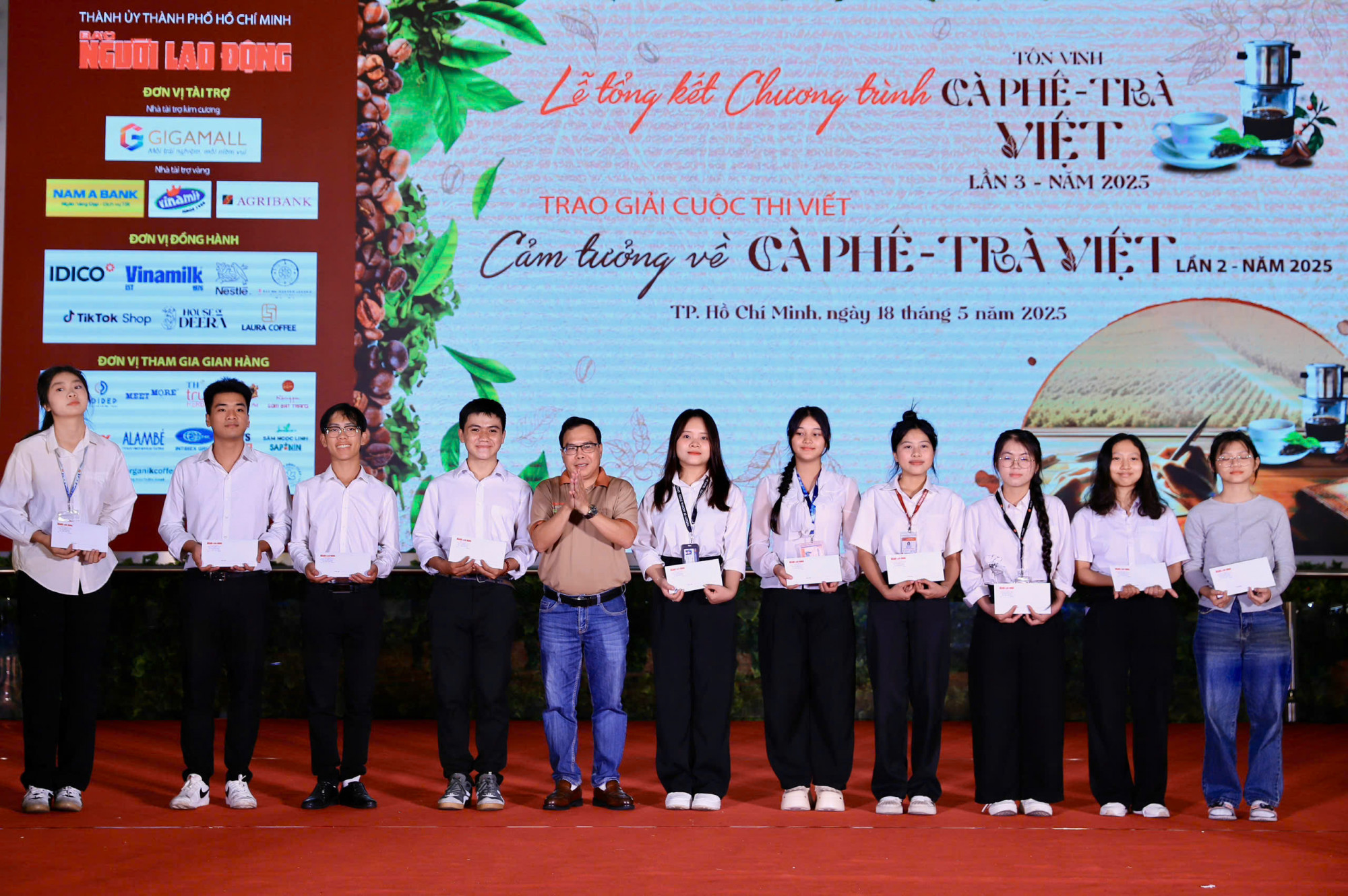 Ph&oacute; Tổng Bi&ecirc;n tập B&aacute;o Người Lao Động Dương Quang trao học bổng cho c&aacute;c sinh vi&ecirc;n vượt kh&oacute; học giỏi của Trường Đại học Khoa học X&atilde; hội v&agrave; Nh&acirc;n văn TP HCM