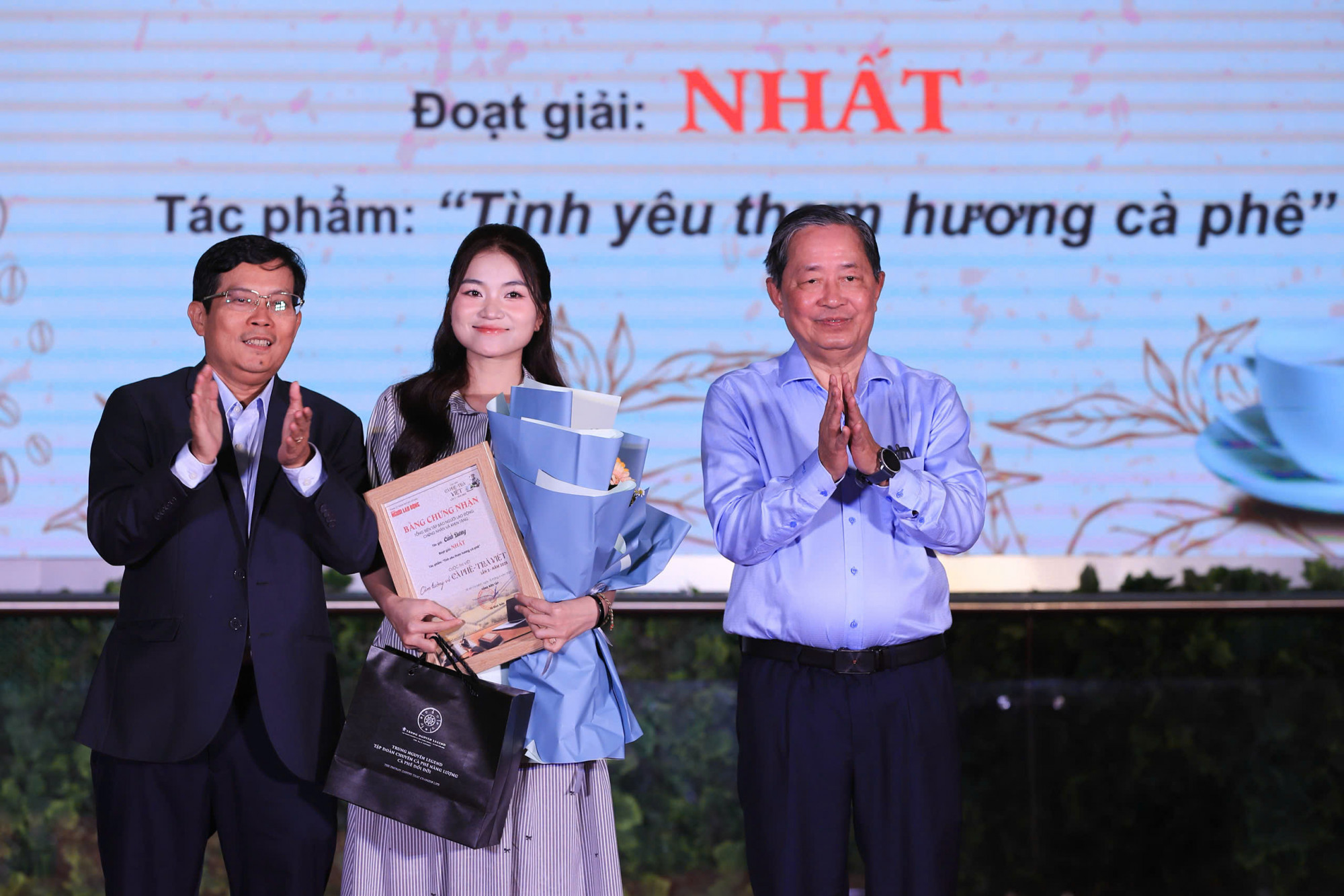 Ban tổ chức  trao giải nhất cho t&aacute;c giả tham gia cuộc thi viết &ldquo;Cảm tưởng về c&agrave; ph&ecirc;, tr&agrave; Việt&rdquo; hộGiải Nhất (5.000.000 đồng): t&aacute;c giả Đặng Thị Phương (b&uacute;t danh Cảnh Dương, Đ&agrave; Nẵng), với t&aacute;c phẩm &ldquo;T&igrave;nh y&ecirc;u thơm hương c&agrave; ph&ecirc;&rdquo;.