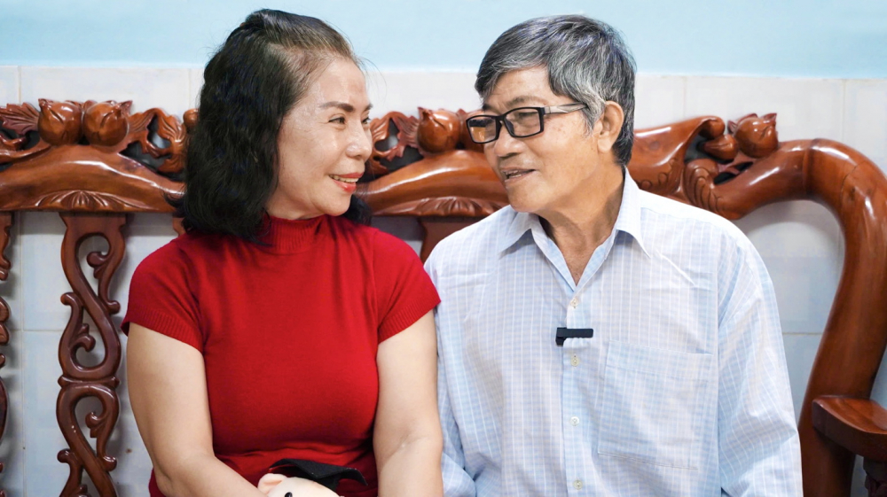 &Ocirc;ng L&yacute; v&agrave; b&agrave; Nguyệt vui sống b&ecirc;n nhau ở tuổi ngo&agrave;i 60 - Ảnh: Nh&atilde; Ch&acirc;n