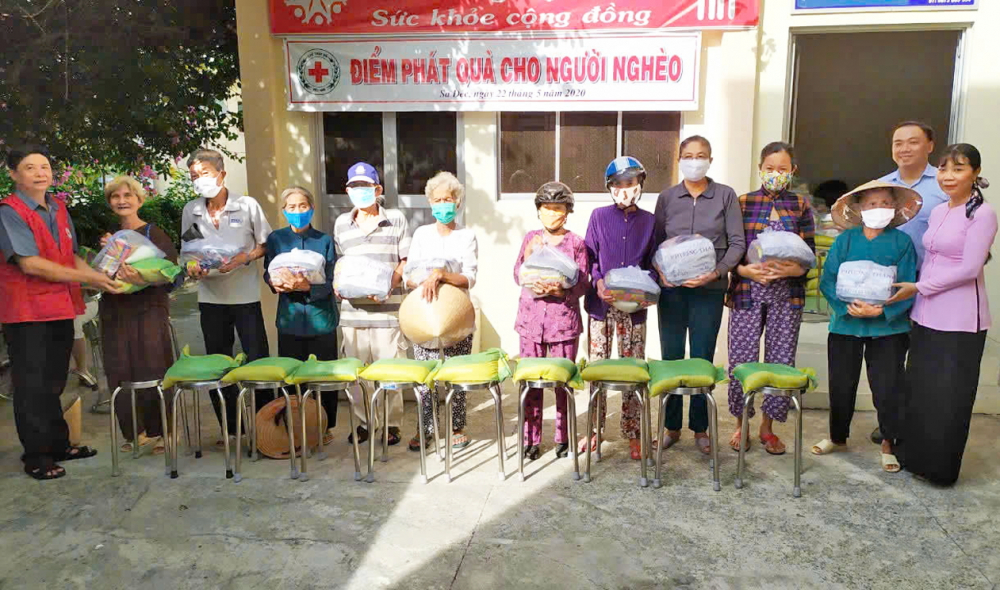 B&aacute;c sĩ Th&agrave;nh (thứ hai từ phải sang) trong một chuyến từ thiện trao qu&agrave; cho b&agrave; con ngh&egrave;o - Ảnh do nh&acirc;n vật cung cấp