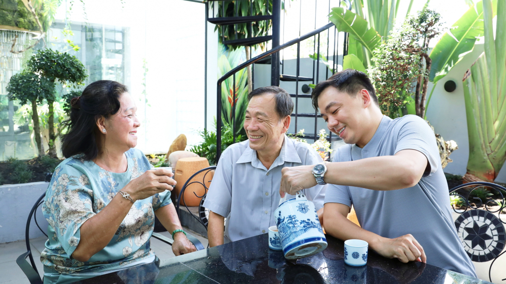 D&ugrave; bận rộn, b&aacute;c sĩ Phạm Kim Th&agrave;nh lu&ocirc;n d&agrave;nh thời gian tr&ograve; chuyện, quan t&acirc;m cha mẹ - Ảnh do nh&acirc;n vật cung cấp 