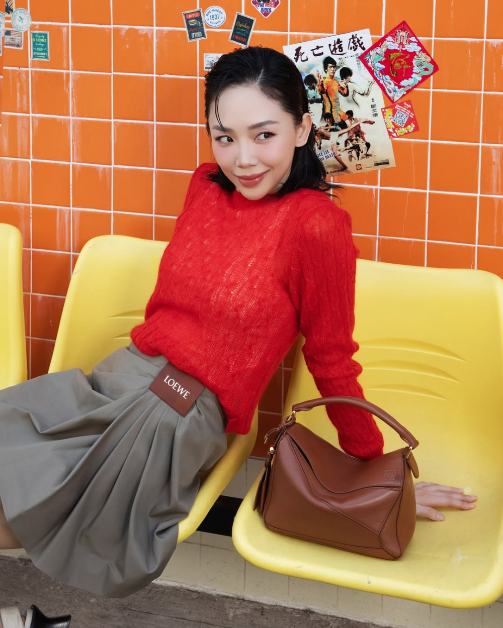 Sự phối hợp giữa đỏ, x&aacute;m v&agrave; n&acirc;u kh&ocirc;ng đơn thuần l&agrave; một bản phối m&agrave;u sắc, m&agrave; l&agrave; c&aacute;ch kể chuyện bằng thời trang như một cuộc đối thoại giữa đam m&ecirc; v&agrave; sự điềm tĩnh. Nếu đỏ l&agrave; sắc m&agrave;u của x&uacute;c cảm v&agrave; sự sống, th&igrave; x&aacute;m v&agrave; n&acirc;u lại đại diện cho nền tảng trung t&iacute;nh.Một chiếc &aacute;o len đỏ thẫm phối c&ugrave;ng ch&acirc;n v&aacute;y dạ x&aacute;m tro sẽ gi&uacute;p c&aacute;c chị em c&oacute; được một vẻ ngo&agrave;i vừa nổi bật, vừa thời thượng.