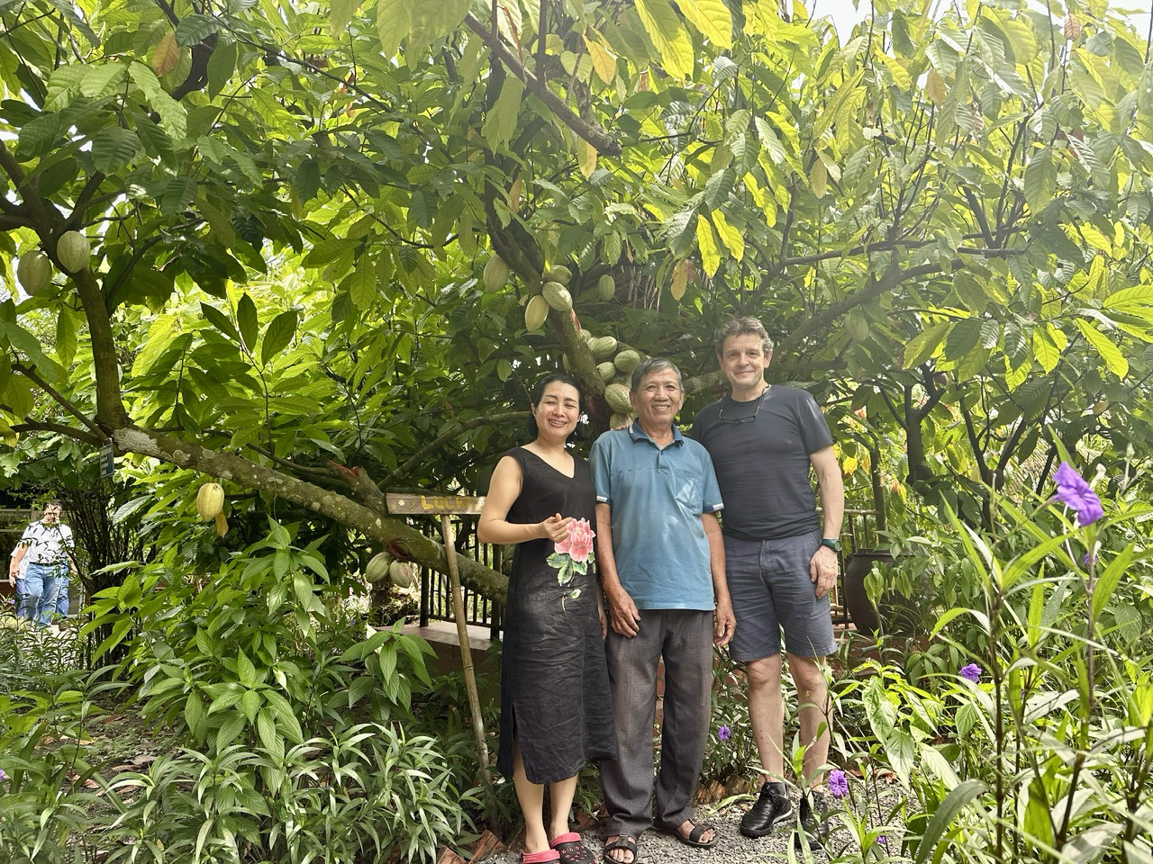 Ngọc Điệp v&agrave; ba đ&oacute;n du kh&aacute;ch tham quan vườn ca cao của  gia đ&igrave;nh tại Tiền Giang