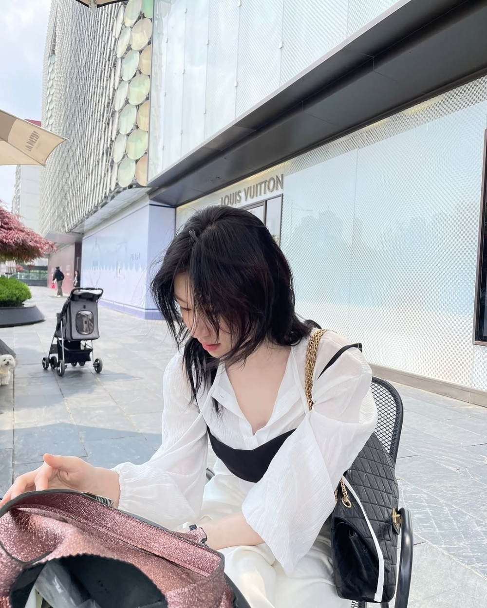 Kh&ocirc;ng phải ai cũng sẵn s&agrave;ng diện &aacute;o hai d&acirc;y một c&aacute;ch trực diện v&agrave; Chaeryeong l&agrave; minh chứng cho việc bạn vẫn c&oacute; thể tr&ocirc;ng s&agrave;nh điệu khi chọn phương &aacute;n &ldquo;k&iacute;n đ&aacute;o&rdquo; hơn. C&ocirc; n&agrave;ng y&ecirc;u th&iacute;ch phong c&aacute;ch layer, phối &aacute;o croptop c&ugrave;ng sơ mi trắng xuy&ecirc;n thấu d&aacute;ng rộng. Set đồ tạo cảm gi&aacute;c vừa trẻ trung, vừa nữ t&iacute;nh m&agrave; vẫn tr&aacute;nh được cảm gi&aacute;c &ldquo;qu&aacute; hở&rdquo;. Với những ai vẫn chưa tự tin diện item n&agrave;y, đ&acirc;y l&agrave; c&aacute;ch &ldquo;nhập m&ocirc;n&rdquo; ho&agrave;n hảo.
