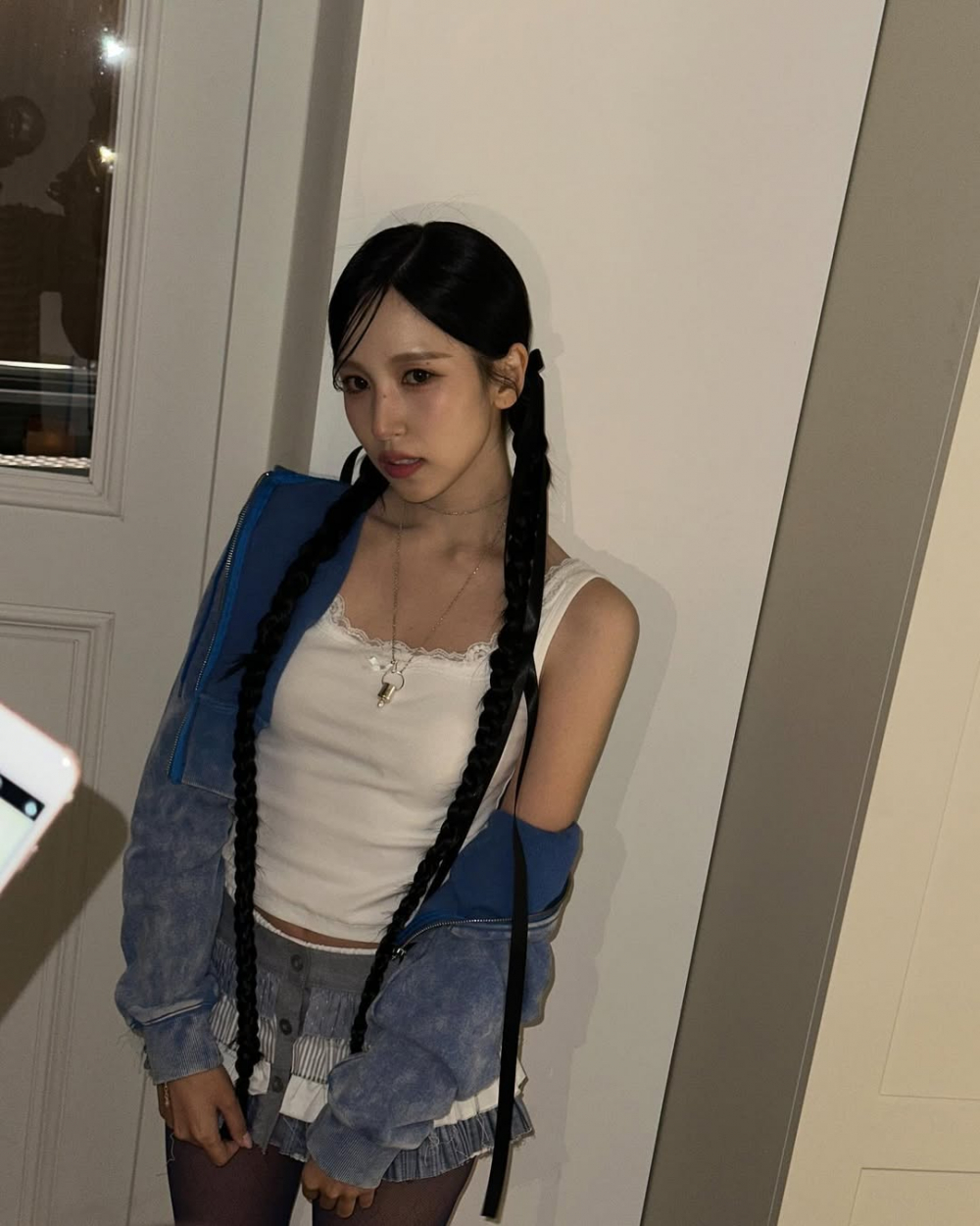 Mina của TWICE mang đến h&igrave;nh ảnh nhẹ nh&agrave;ng v&agrave; thanh lịch khi diện &aacute;o hai d&acirc;y d&aacute;ng &ocirc;m kết hợp c&ugrave;ng ch&acirc;n v&aacute;y mini chữ A. Với phần d&acirc;y mảnh v&agrave; chất liệu lụa nhẹ, chiếc &aacute;o t&ocirc;n l&ecirc;n bờ vai thon v&agrave; v&ograve;ng eo nhỏ nhắn, trong khi ch&acirc;n v&aacute;y ngắn gi&uacute;p đ&ocirc;i ch&acirc;n tr&ocirc;ng d&agrave;i hơn, tạo hiệu ứng tổng thể c&acirc;n đối v&agrave; mềm mại. Điểm cộng l&agrave; Mina lu&ocirc;n chọn những gam m&agrave;u trung t&iacute;nh như trắng ng&agrave;, be, xanh pastel, vừa tinh tế vừa ph&ugrave; hợp với l&agrave;n da s&aacute;ng. Outfit n&agrave;y rất l&yacute; tưởng cho c&aacute;c buổi cafe chiều, dạo phố hoặc hẹn h&ograve; m&ugrave;a H&egrave; đủ thoải m&aacute;i m&agrave; vẫn giữ được n&eacute;t chỉn chu, nữ t&iacute;nh.
